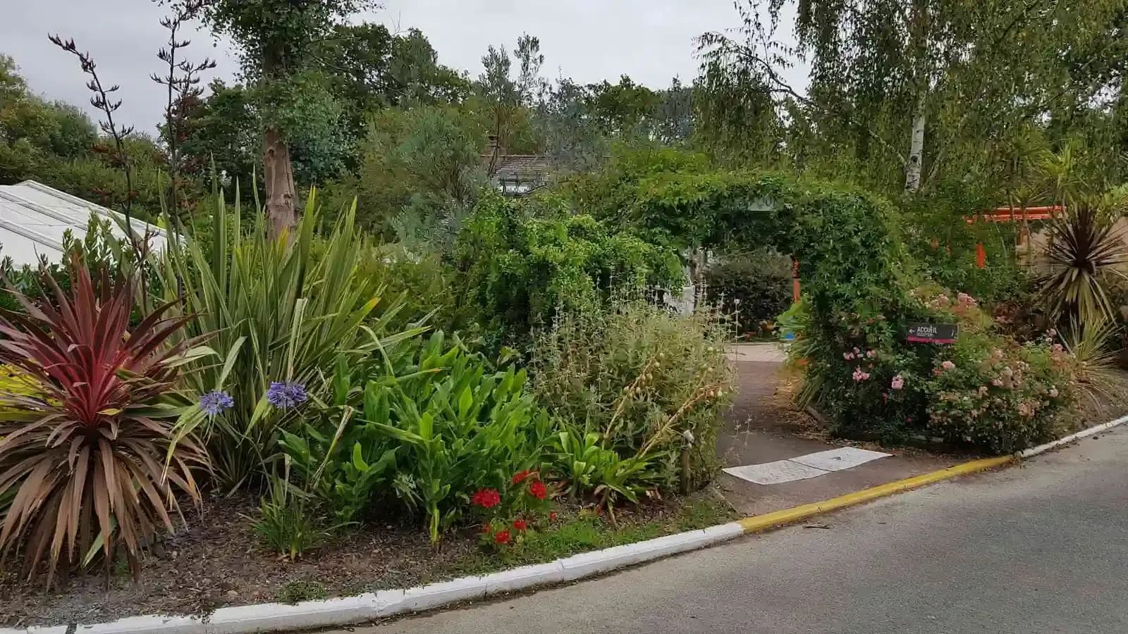 Le chemin menant à la réception du Camping Les Parcs à Pénestin dans le Morbihan