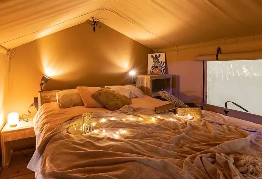 La chambre du logement atypique "Tente Wood" au Camping Les Parcs à Pénestin dans le Morbihan