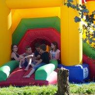 enfants regroupés à l'ombre de la structure gonflable - Camping Les Parcs