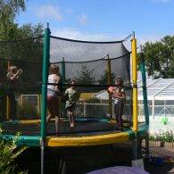 les enfants faisant des sauts dans l'un des trampolines du camping les parcs - Camping Les Parcs